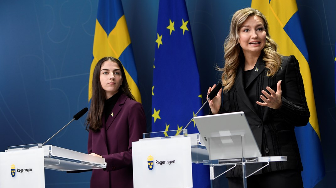 Dagen före lucia. Klimat- och miljöminister Romina Pourmokhtari (L) och energi- och näringsminister Ebba Busch (KD) håller pressträff om planerna på en paus i omprövningen av vattenkraftens miljötillstånd.