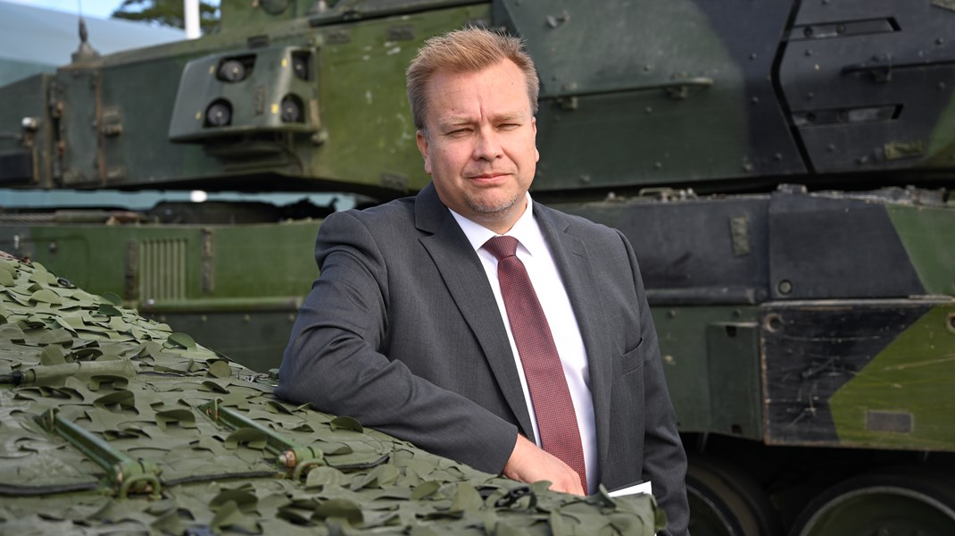 Finlands försvarsminister går på föräldraledighet