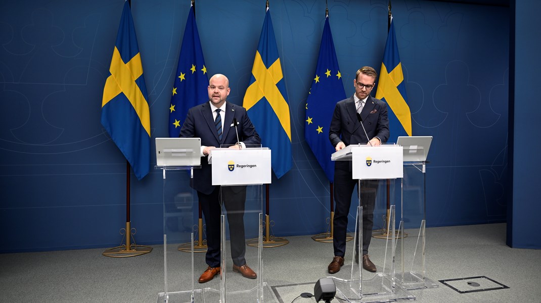 Nuvarande landsbygdsminister Peter Kullgren (KD), här med infrastruktur- och bostadsminister Andreas Carlson (KD), föreslog som partisekreterare att en donation till partiet kunde spridas ut på flera riksdagskandidater.