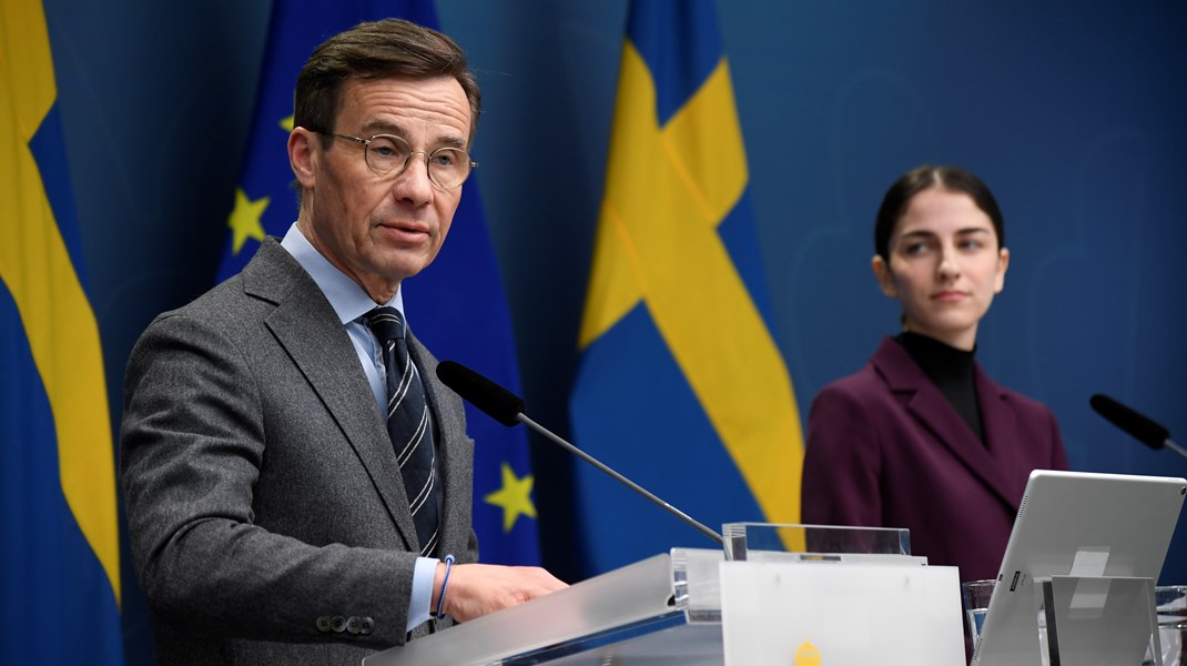 Statsminister Ulf Kristersson (M) och miljö- och klimatminister Romina Pourmokhtari (L)  presenterar förslag om hur restriktioner för kärnkraften ska tas bort.