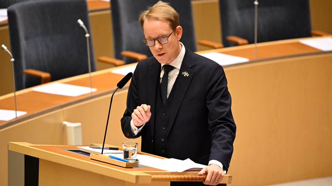 Regeringen måste agera mer kraftfullt mot den kinesiska regimen, skriver debattörerna.