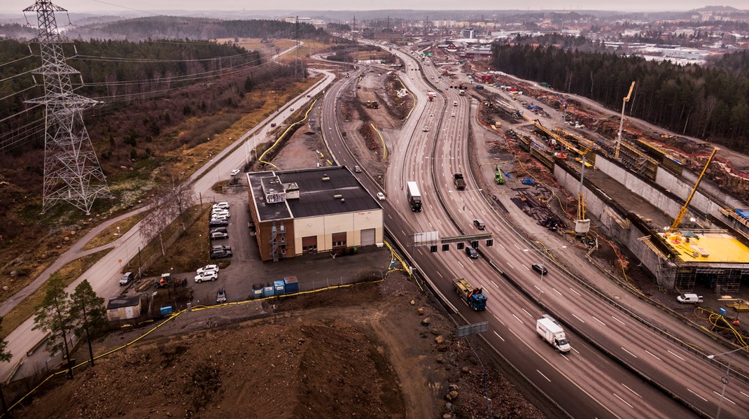 Bara i Region Stockholm ligger masshantering bakom ungefär 28 procent av länets klimatutsläpp från tunga transporter, skriver bolaget. Här bygget av Förbifart Stockholm. 