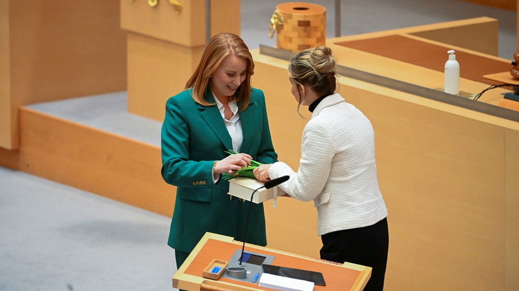 Partiledarkollegerna Lööf och Busch tackar varandra.