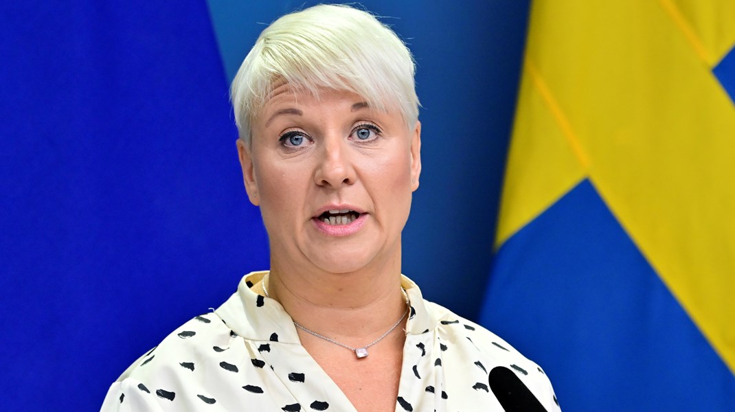 Det är angeläget att se över karensavdraget men uppdraget bör förändras och förtydligas samt knytas närmare Regeringskansliet arbete, menar äldre- och socialförsäkringsminister Anna Tenje (M).