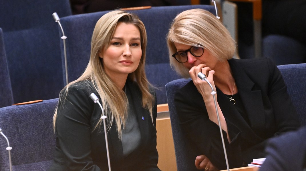 Energi- och näringsminister Ebba Busch (KD) och finansminister Elisabeth Svantesson (M) får tummen upp från en del håll för skattefri laddel på jobbet, men möts också av invändningarna. Bland annat anses promemorian från Svantessons departement bristfällig.