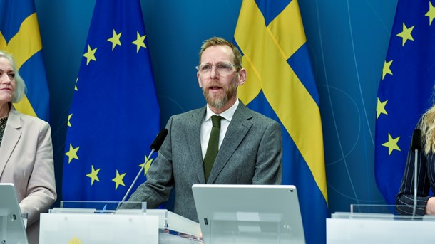 Tre organisationer kräver att regeringen och socialminister Jakob Forssmed (KD) kommer till skott i frågan om den nationella stödlinjen för människor i kris.