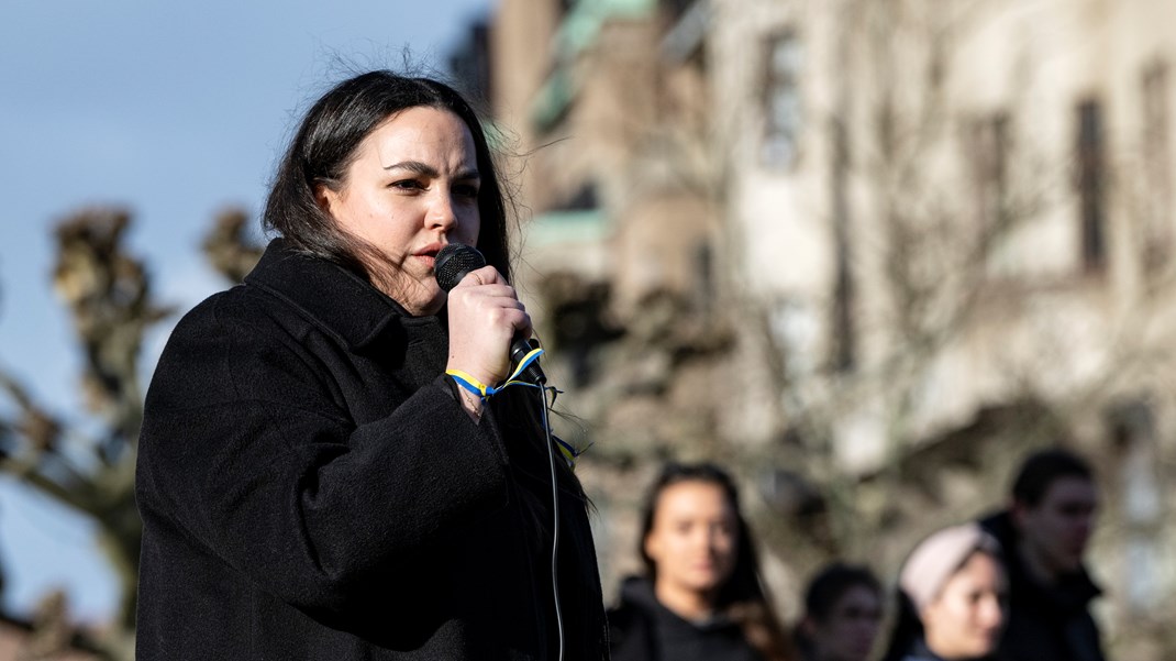 Noria Manouchi (M) talar vid en demonstration. Ett hundratal demonstranter samlades vid 14-tiden på Stortorget i Malmö för att visa sitt stöd för Ukraina efter den ryska attacken.