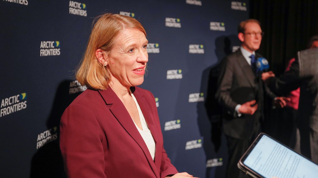 Norges utrikesminister Anniken Huitfeldt vid den internationella konferensen Arctic Frontiers i Tromsö. I bakgrunden utrikesminister Tobias Billström.