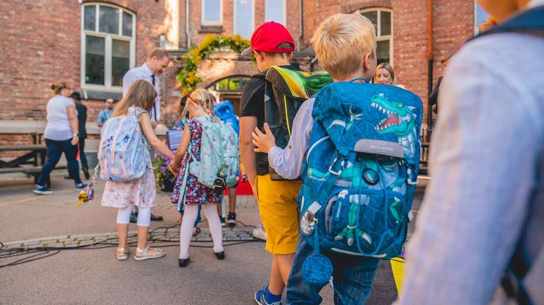 Barnens själ och deras psykiska och fysiska välbefinnande måste vårdas som en skör blomma under skoltiden, skriver debattören.