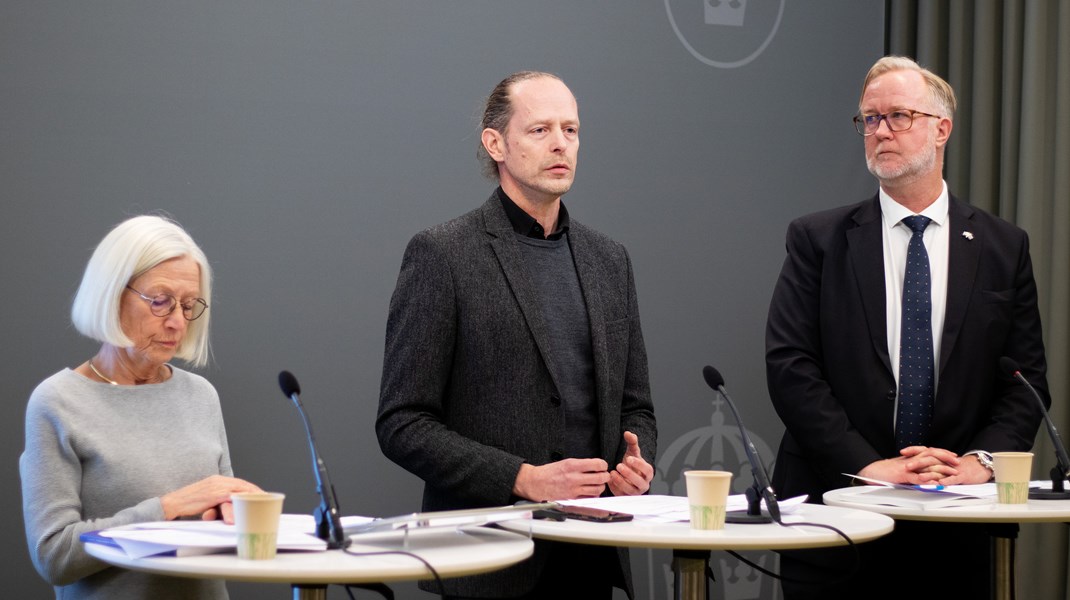 Under tisdagen lämnade Lil ljunggren Lönnberg, ordförande för Dua, över delegationens slutbetänkande till integrations- och arbetsmarknadsminister Johan Pehrson (L). 