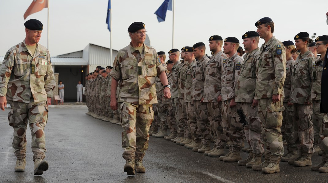 Kung Carl XVI Gustaf inspekterar den svenska styrkan vid den svensk-finska huvudcampen Camp Northern Lights i Mazar-e Sharif i Afghanistan år 2011.