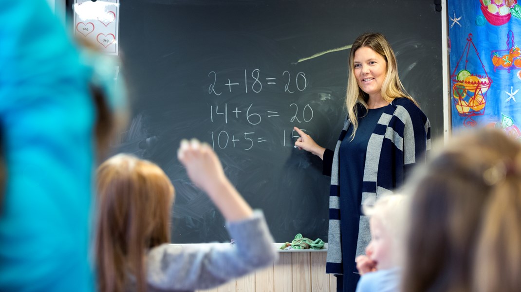 Läraryrkets status behöver höjas för att attrahera den nya generationen, skriver debattörerna.