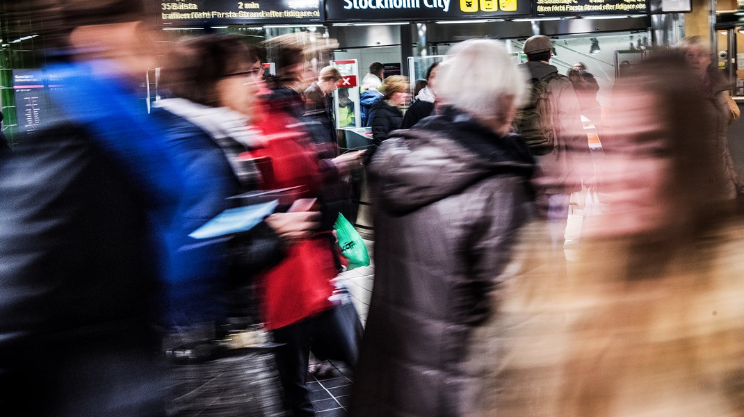 När vi nu går in en lågkonjunktur med uppsägningar och kraftigt höjda levnadsomkostnader så finns det risk att vi får se en ökning av antalet människor som drabbas av hjärtinfarkt och stroke, skriver debattörerna.