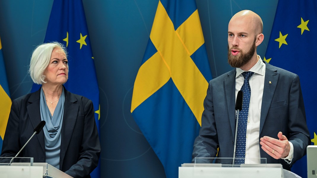 Sjukvårdsminister Acko Ankarberg Johansson (KD) och Carl-Oskar Bohlin (M), minister för civilt försvar vid pressträffen om ett statligt säkerhetslager.