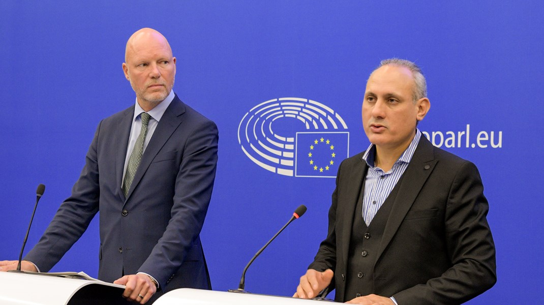 Jörgen Warborn och Ismail Ertug företräder EU-parlamentet i de två regelverken som förhandlar fram bränsle- och infrastrukturkraven för att ställa om sjöfarten. 