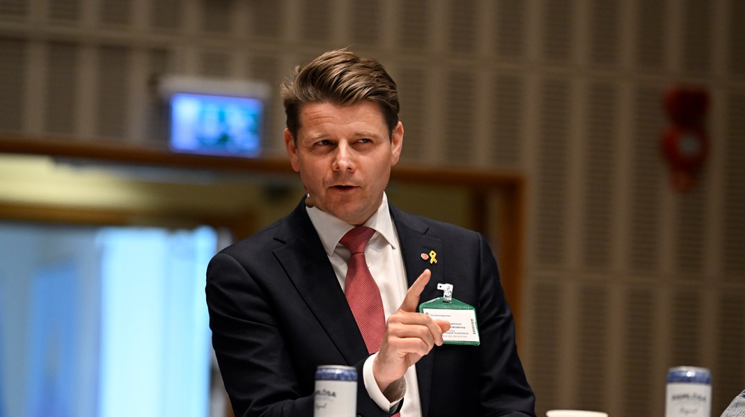 Socialdemokraternas Niklas Karlsson gick hårt åt regeringen: Jag kan inte bestämma mig för är om den borgerliga regeringen 
representerar inkompetens eller om man representerar en fullständig 
ovilja 