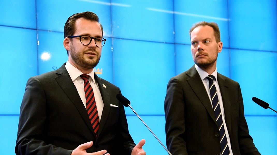 ”Ett sådant här djupt samarbete har aldrig förekommit med ett parti utanför regeringen. Det är nya situationer som uppstår”, säger Martin Kinnunen, här tillsammans med partisekreterare Mattias Bäckström Johansson (t.v).