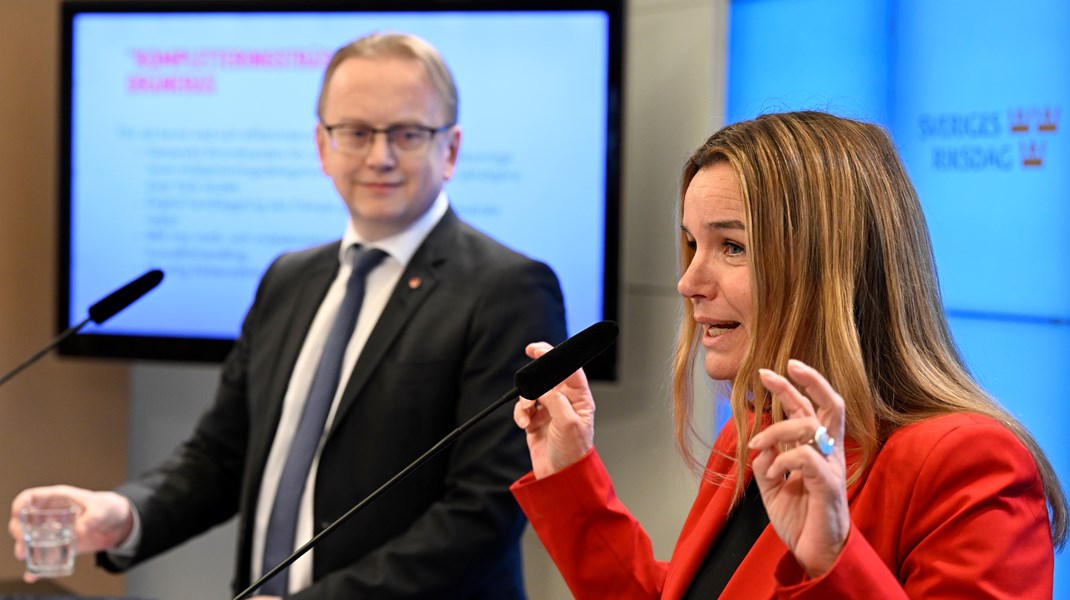 Socialdemokraternas energipolitiska talesperson Fredrik Olovsson och miljöpolitiska talesperson Anna-Caren Sätherberg anser att regeringen är för långsam. 