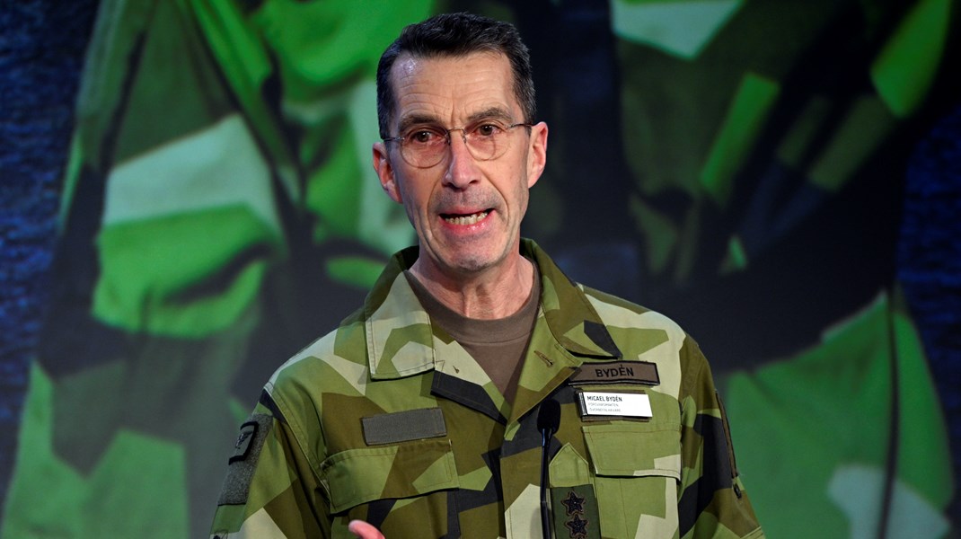 ÖB Micael Bydéns uppdrag är att skala upp det svenska försvaret. För att lyckas med det har Försvarsmakten begärt ett antal tillfälliga lättnader och undantag. Nu påminner myndigheten än en gång regeringen om att det är en fråga som brådskar.