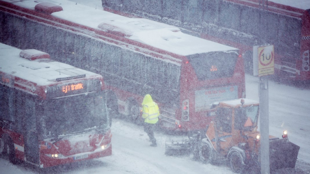 Kollektivtrafiken behöver ha en central roll i regeringens trafikpolitik för att omställningen ska kunna ske, menar artikelförfattarna. 