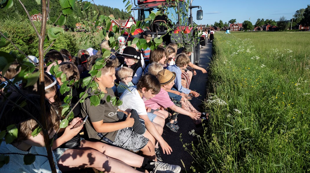 Under midsommarfirandet i Tibble utanför Leksand brukar barnens få åka traktorflak till det större firandet i byn senare på kvällen.  