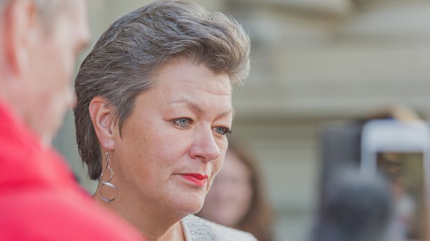 Arbetsmarknadsminister Ylva Johansson (S) tycker att snabbspåren går över förväntan. 