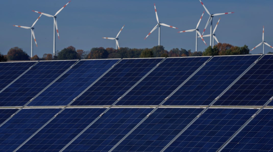 Det behövs fler som har kompetensen att installera solceller och vindkraftverk, menar debattörerna.