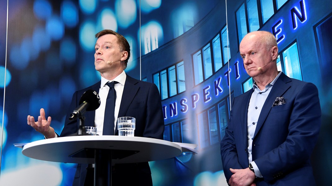 Finansinspektionens generaldirektör Daniel Barr till höger och chefsekonom Henrik Braconier vid pressträff på Finansinspektionen om myndighetens bolånerapport.