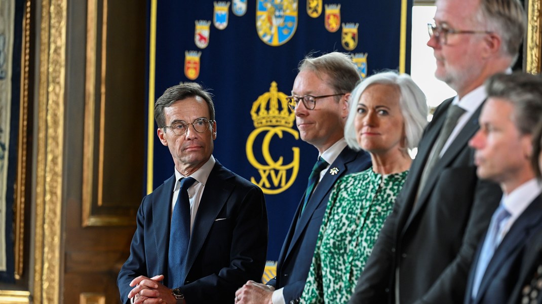 Statsminister Ulf Kristersson (M) längst till vänster och sjukvårdsminister Acko Ankarberg Johansson (KD) till höger om utrikesminister Tobias Billström (M).