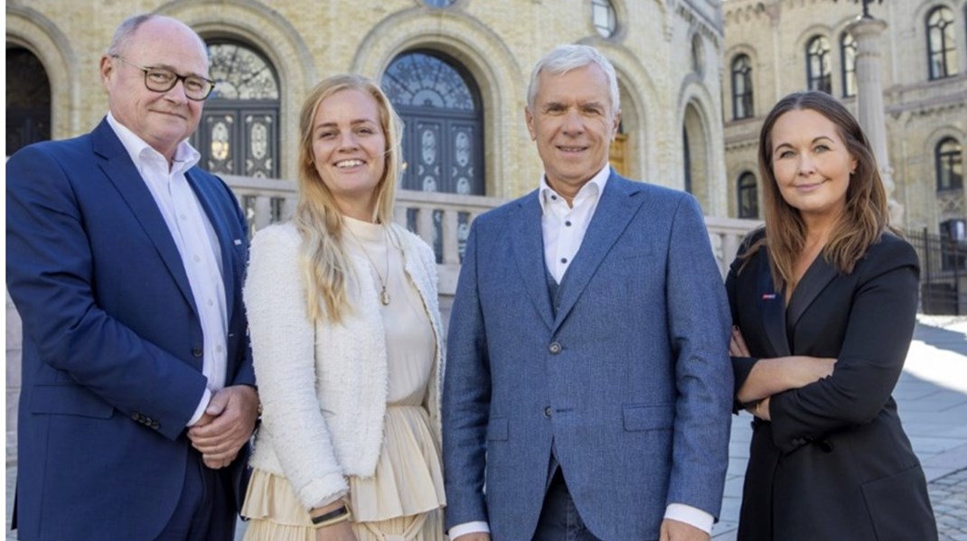 Alrow Medias styrelse hösten 2022, framför Stortinget i Oslo inför öppnandet av Altinget.no. Från vänster: Torben Laustsen, Anne Marie Kindberg, Rasmus Nielsen och Christina Sulebakk.