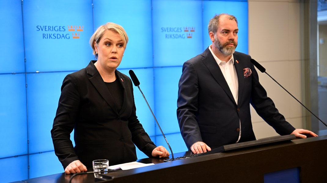 Kravet om att begära förhandsbesked presenterades på en pressträff med gruppledare Lena Hallengren (S) och socialutskottets vice ordförande Fredrik Lundh Sammeli (S).