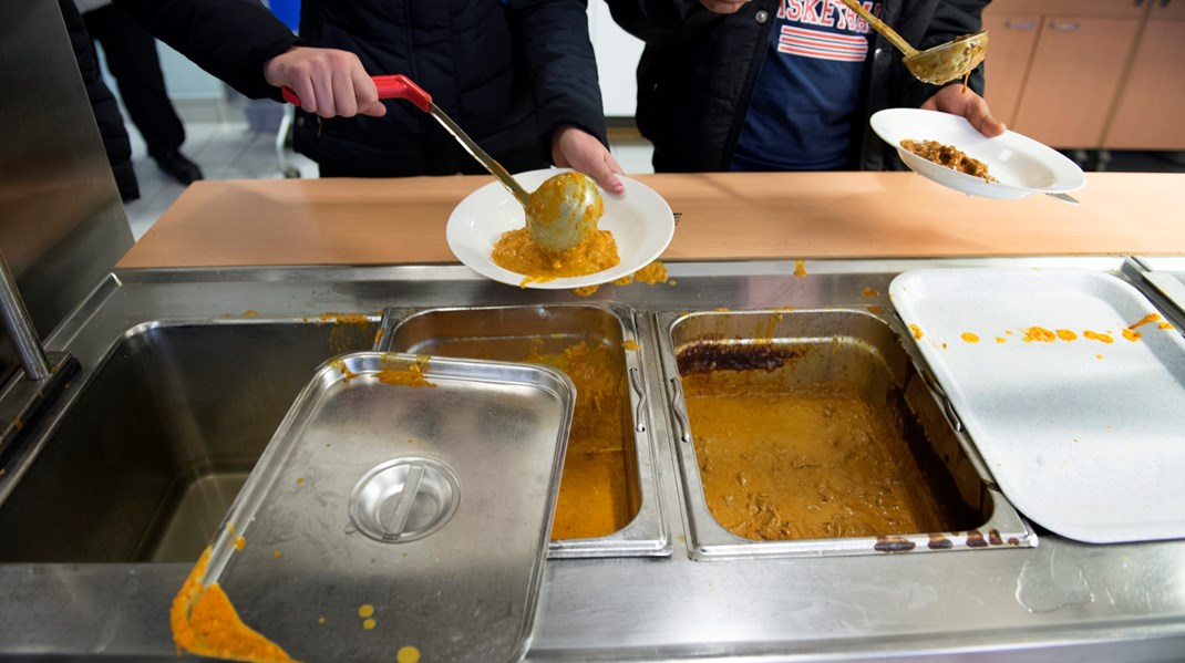 Vi hör varje dag om att skolbarn inte får tillräckligt med mat hemma och att fler därför äter mer i skolan, skriver debattörerna.