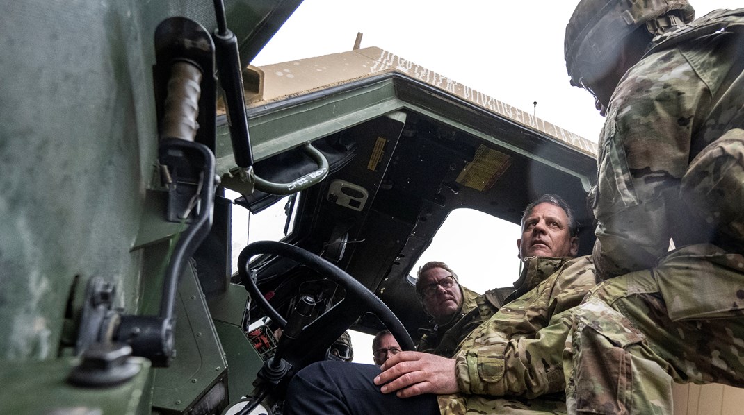 Norges försvarsminister Bjørn Arild Gram, Danmarks dåvarande försvarsminister Morten Bødskov och Jan-Olof Lind, då statssekreterare vid försvarsdepartementet, vid ett besök på Bornholm i samband med den dansk/amerikanska övningen Defender Europe 22 våren 20222.