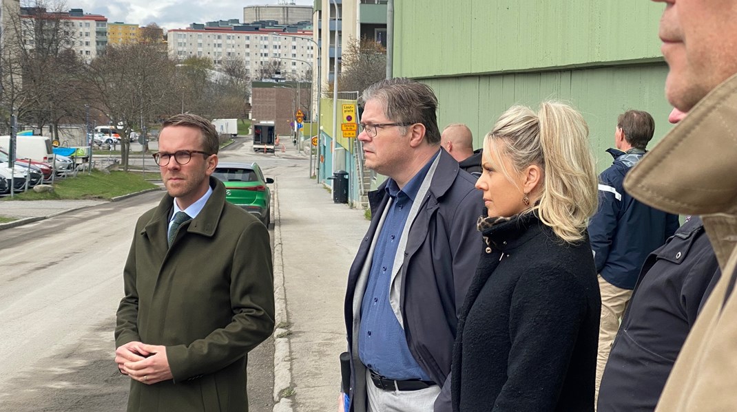 Bostads- och infrastrukturminister Andreas Carlson (KD) vid ett besök hos Fastighetsägare i Järva i nordvästra Stockholm tillsammans med andra företrädare från Tidöpartierna i civilutskottet.