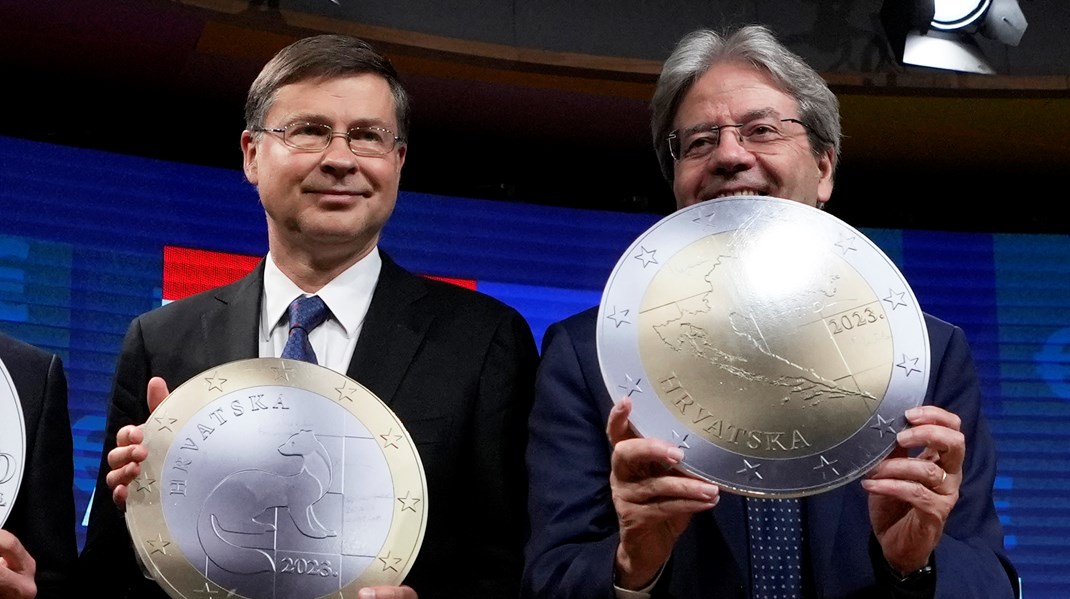 EU-kommissionens ekonomiska chefer, Valdis Dombrovskis (vänster) och Paolo Gentiloni (höger) vill uppdatera EU:s utskällda skuldregler och göra dem mer realistiska.