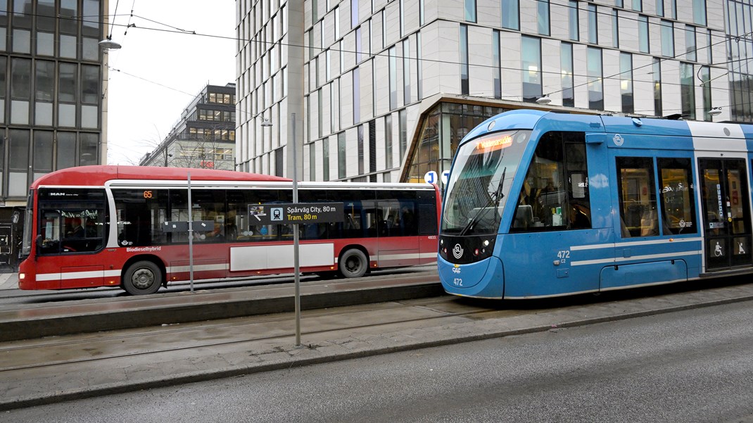 Elektrifiering av bussar i stadstrafik är redan en självklarhet. Nu behöver nästa steg tas, skriver debattören. 