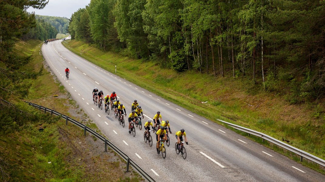 Riksidrottsförbundet, inte minst cyklisterna, väntar otåligt på ett besked från regeringen om hur den tänker lösa frågan om arrangemang på statlig väg. Bilden är från Vätternrundan. (Arkivbild) 