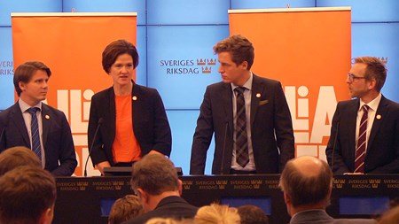 Alliansens ekonomiskpolitiska talespersoner Erik Ullenhag
(FP), Anna Kinberg Batra, Emil Källström (C) och Jakob Forssmed (KD) tänker inte
bryta ut delar av regeringens budget. Alternativen ställs som helhet mot varandra
(Bild: Alliansen).