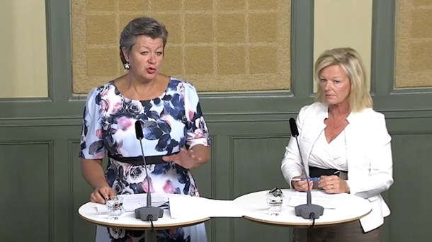 Arbetsmarknadsminister Ylva Johansson (S) och den särskilda utredaren Cecilia Fahlberg.