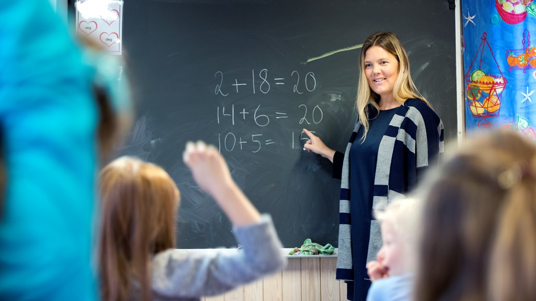 Runtom i Sverige tvingas rektorer slå ihop klasser med vetskapen om att det kan få konsekvenser för barnens och elevernas utveckling, skriver debattörerna. 