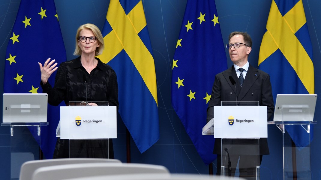 Finansminister Elisabeth Svantesson presenterar produktivitetskommissionens ordförande Hans Lindblad. 