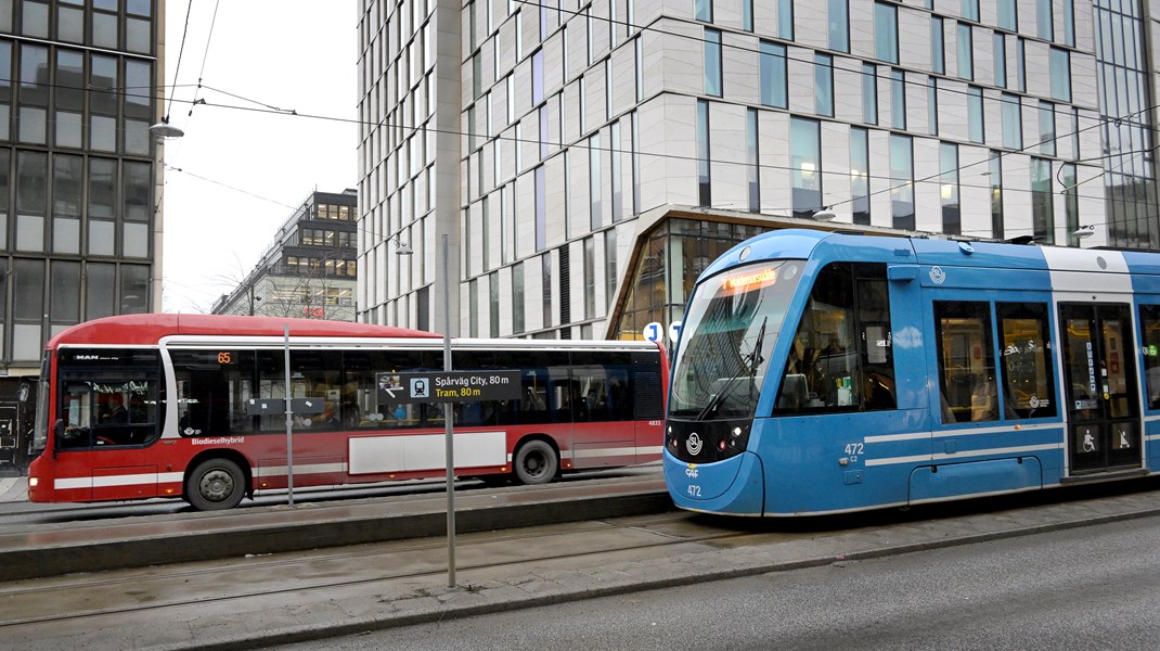 I stället för att investera i kollektivtrafiken har regeringen valt att försöka göra bränslet billigare och gynna bilägare framför andra, skriver debattörerna.