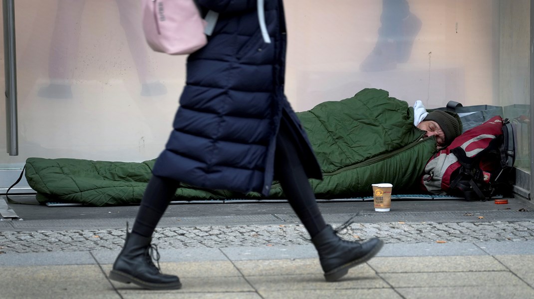 Fastighetsägarnas samhällspolitiska chef Martin Lindvall är kritisk till den dom som kom i förra veckan som slår fast att kommuner inte får neka bistånd till svarta bostadskontrakt. ”Det är ingen som rappar om svartuthyrning, att lura hemlösa, eller bedrägerier mot Försäkringskassan men det är en väsentlig del av intäkterna vid sidan av knarket och våldet för den organiserade brottsligheten”, säger han. 