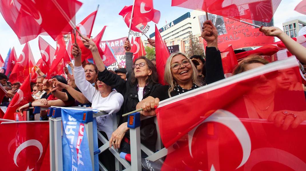 Väljare som hejade fram oppositionskandidaten Kemal Kilicdaroglu inför helgens val. 