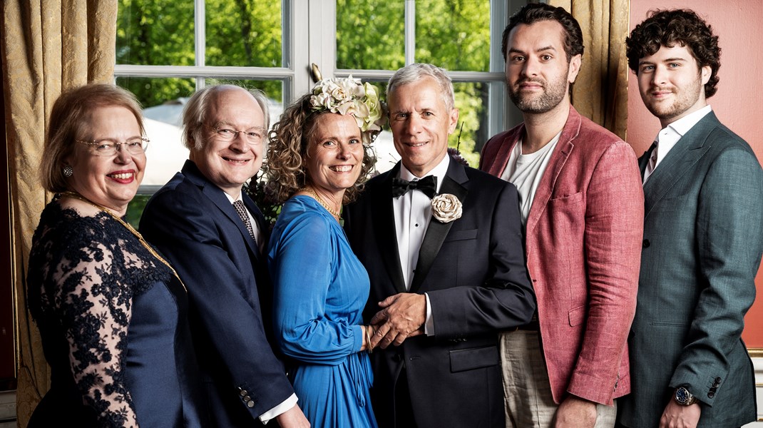 Rasmus Nielsen og Karen Kristiansen-Stuart tillsammans med brudgummens svägerska, Hannah Kain, och bror Jakob Nielsen. Kain var på 80-talet en kort period riksdagsledamot och är i dag ledare och ägare för ALOM Technologies. Jakob Nielsen är partner i Nielsen Norman Group. Till höger om brudparet är Rasmus Nielsens två söner Oskar Herrik Nielsen, tidigare annonschef i Alrow Media och William Herrik Nielsen, läkare och doktorand i hjärtmedicin.