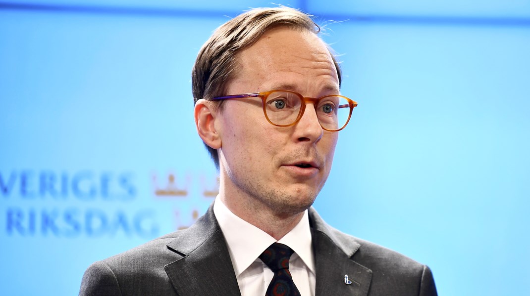 Debattören kräver att utbildningsminister Mats Persson (L) backar från beslutet om förkortade mandatperioder i landets högskolestyrelser. 