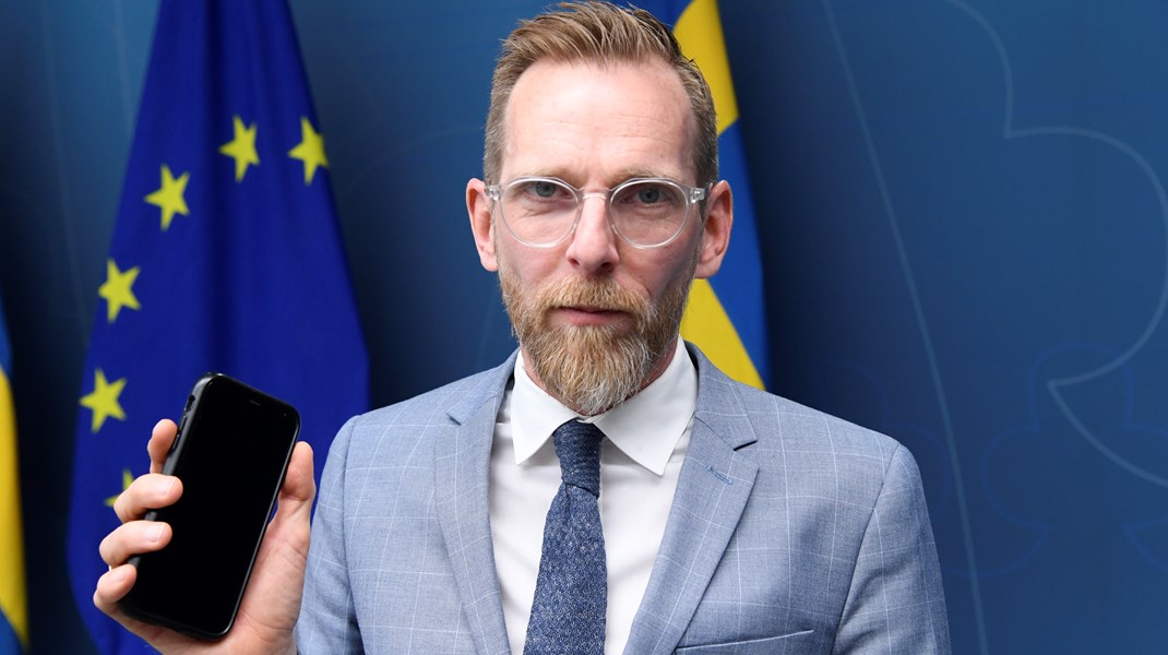 Socialminister Jakob Forssmed vill veta mer om social amediers inverkan på den psykiska hälsan. För bilden skull fick han låna en telefon, sin egen hade han lagt ifrån sig före pressträffen.