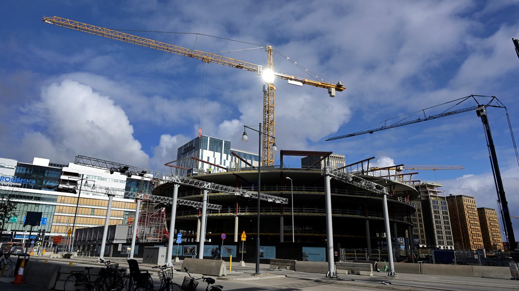 Bygg- och fastighetssektorn står för en femtedel av samhällets klimatpåverkan, skriver debattörerna.