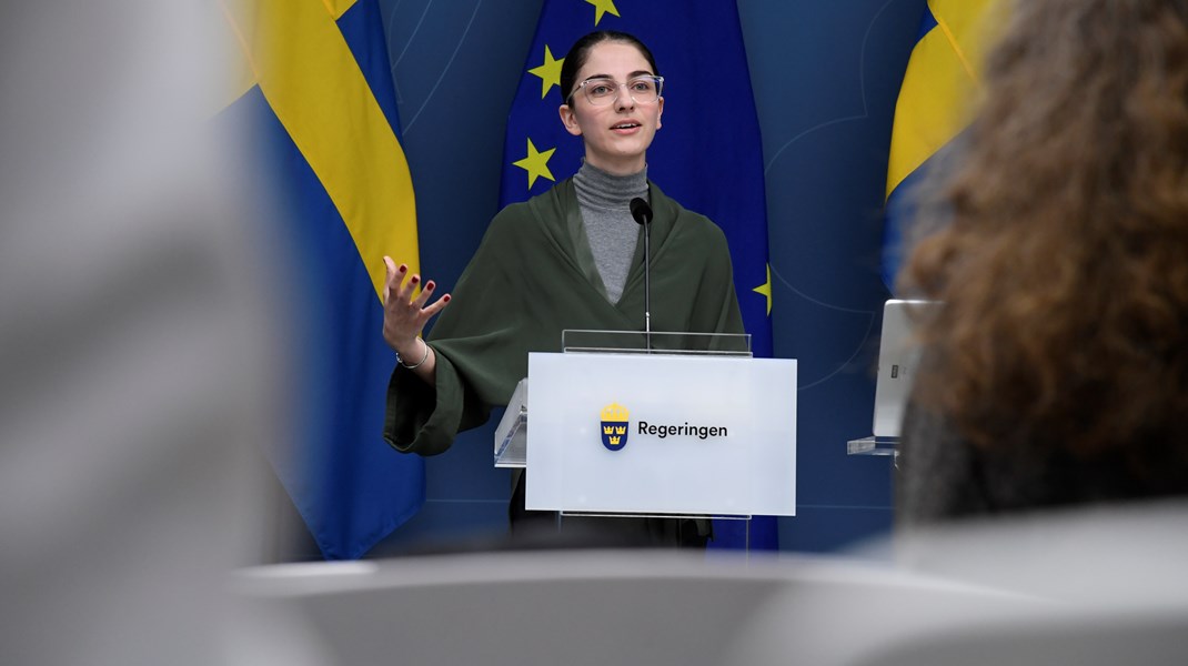 Romina Pourmohktari (L) har ett ansvar för att omställningsrättvisans principer präglar klimatomställningen, skriver debattören.