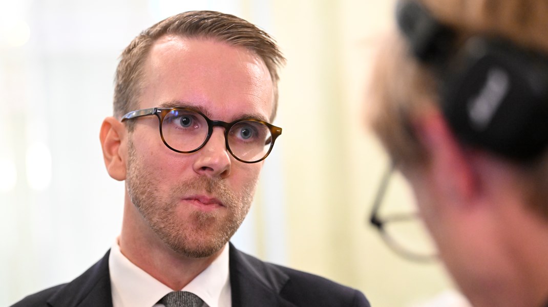 Andreas Carlson måste agera för att stärka rätten till färdtjänsten, skriver Kadir Kasirga (S). 